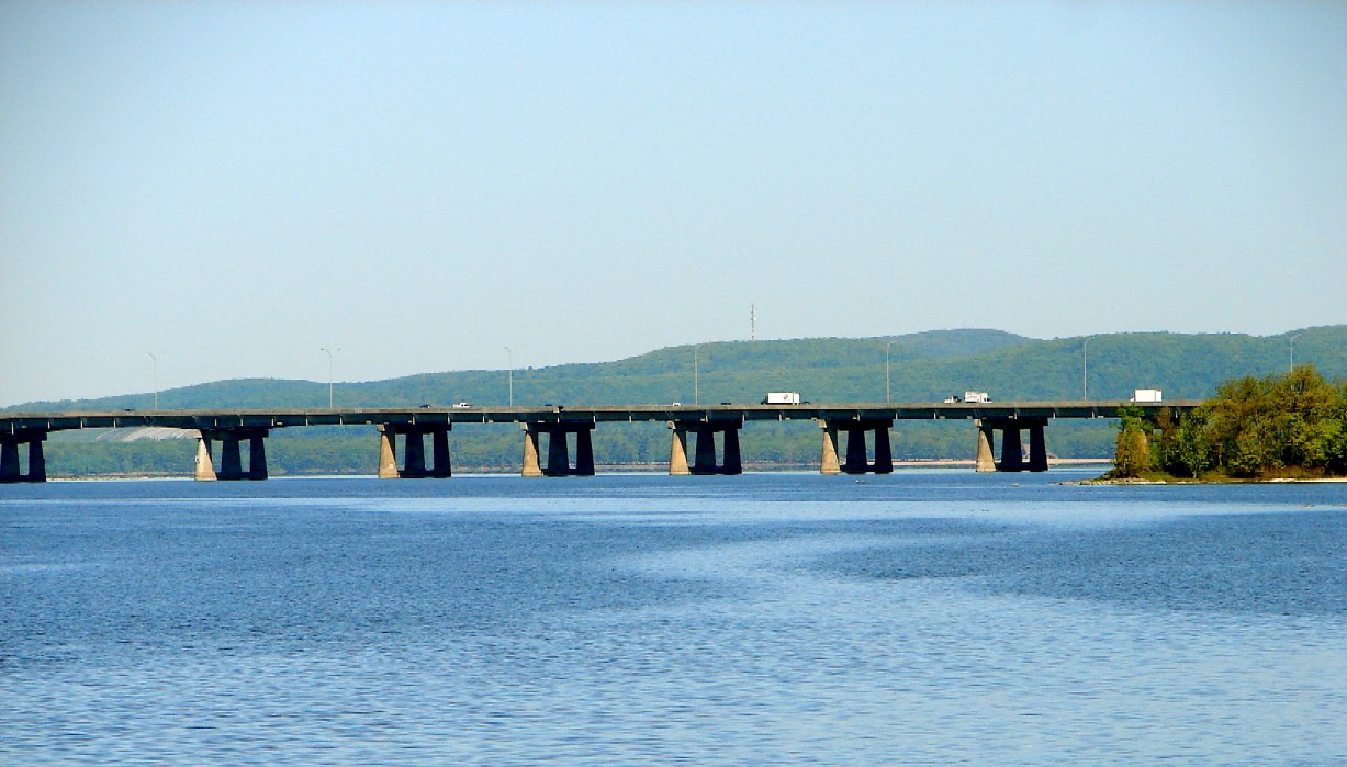 ile-aux-tourtes-bridge-montreal -P199 CC BY-SA 3.0 (https://creativecommons.org/licenses/by-sa/3.0)