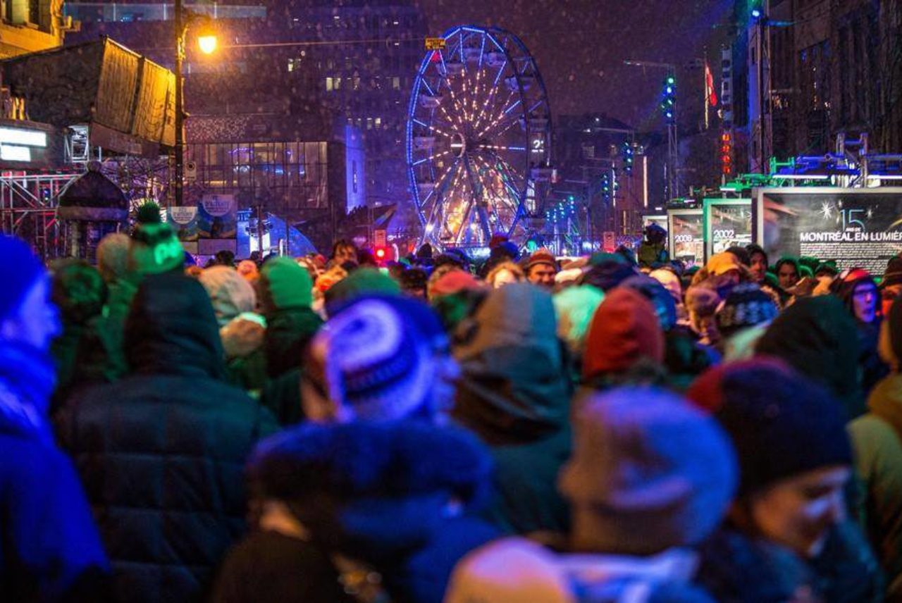 montreal-en-lumiere-crowd-ferris-wheel