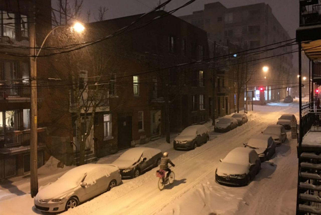 winter-storm-plateai-montreal-cyclist