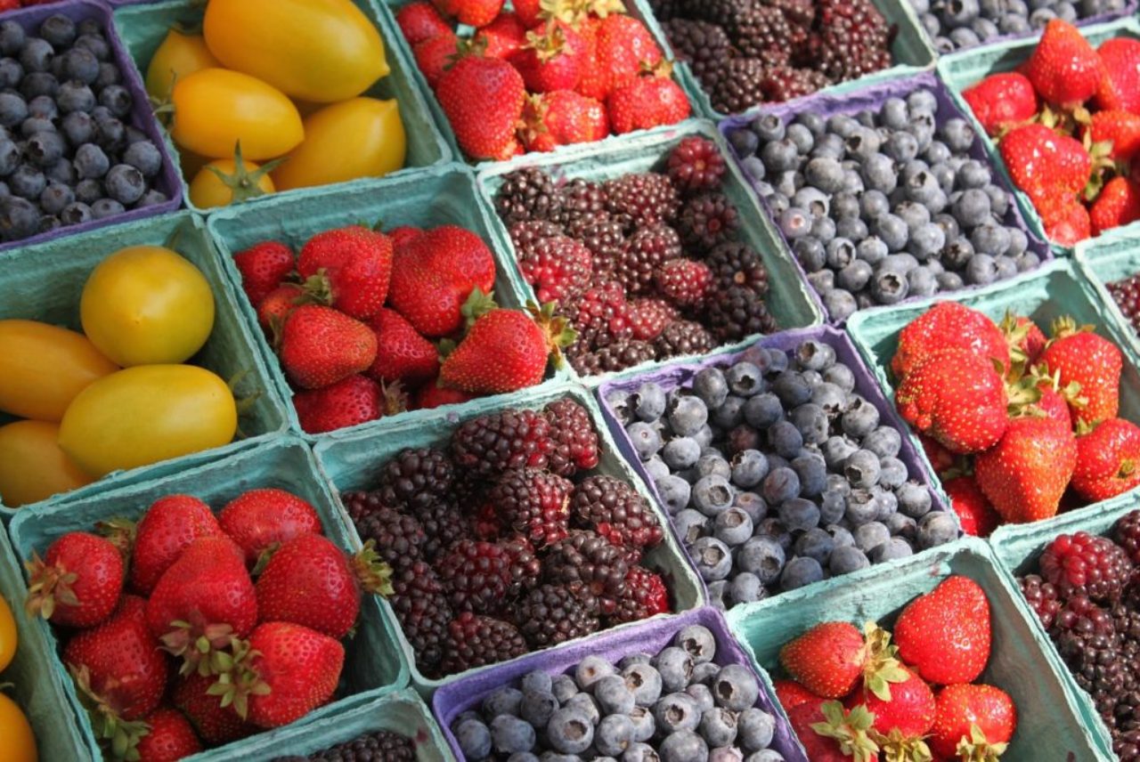farmers-market-berries-fruit-1311017
